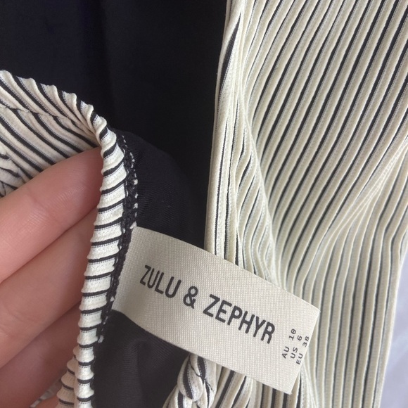 Zulu & Zephyr Husk Stripe Textured One Piece Swimsuit Size 6 - Picture 12 of 12